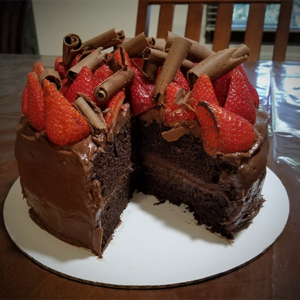 Chocolate cake with fresh strawberries and milk chocolate curls